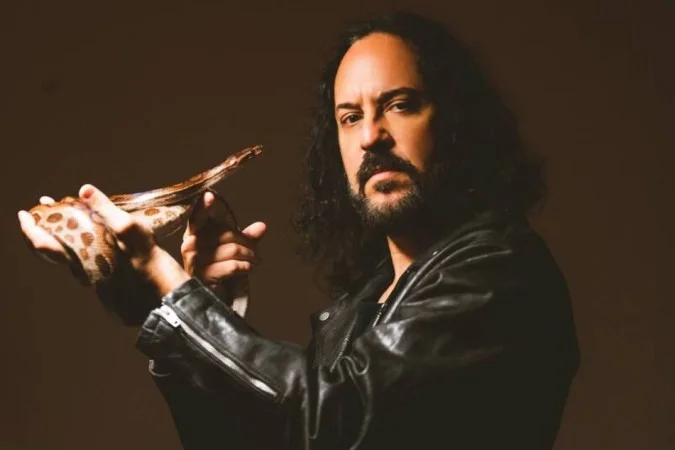 Gabriel O Pensador celebra 33 anos de carreira com show acústico histórico na Fundição Progresso